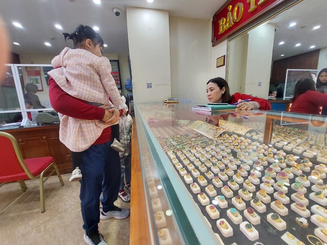Người mua v&agrave;ng lỗ nặng - Ảnh 1.