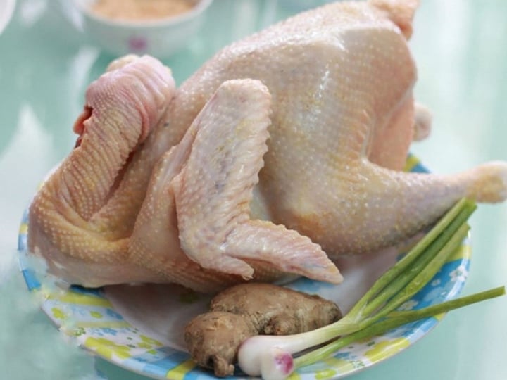 Luộc thịt gà cho thêm gia vị này sẽ ngon ngọt, da vàng óng và không bị nứt - Ảnh 1.
