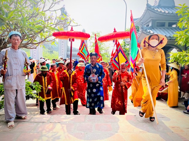 Danh hài Hoài Linh đảm trách chính lễ ở Lễ giỗ Thánh Mẫu Liễu Hạnh - Ảnh 1.