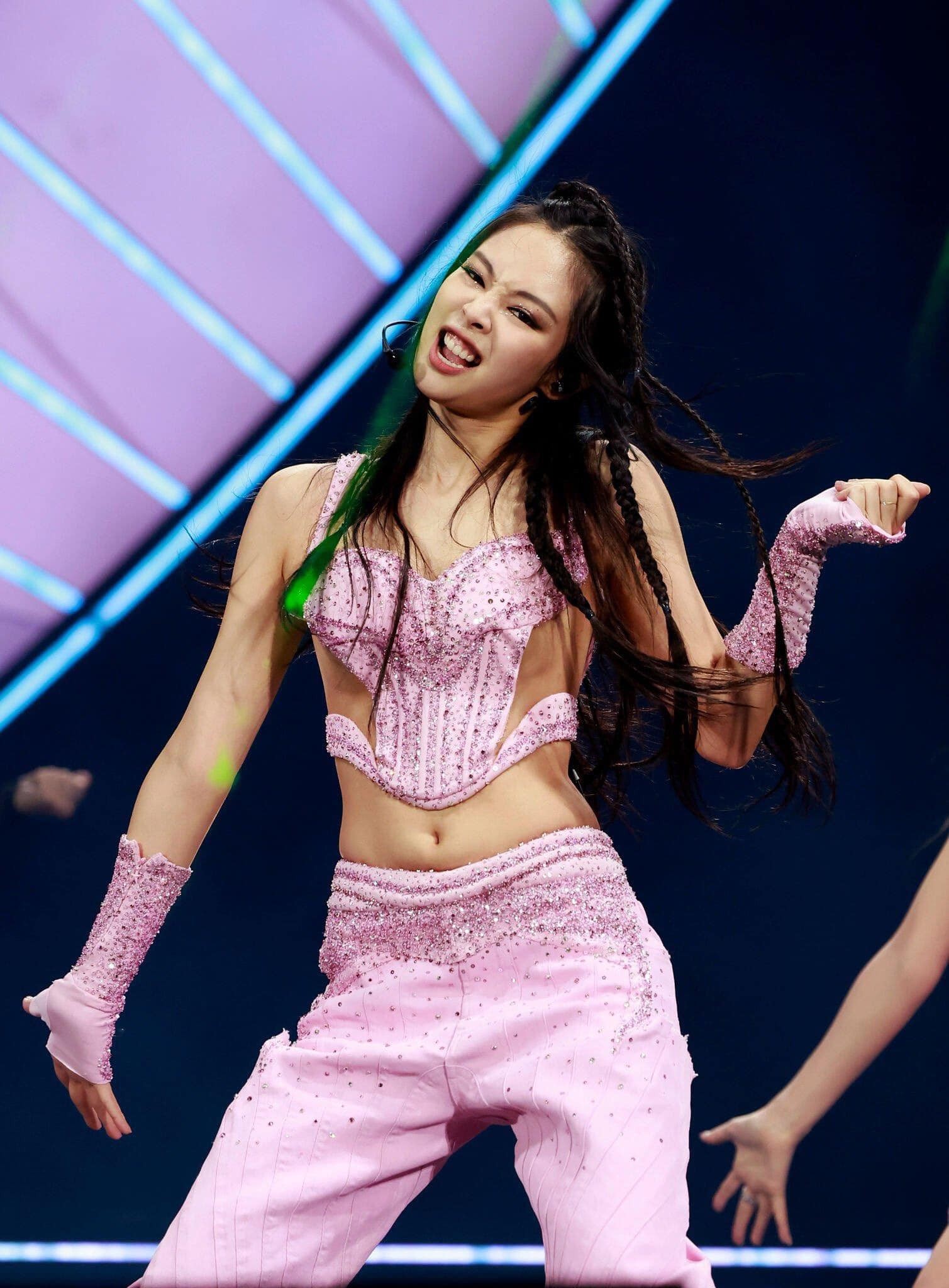 Jennie (BlackPink) mặc đồ hở bạo tại Coachella hút 130 triệu lượt xem - Ảnh 14.