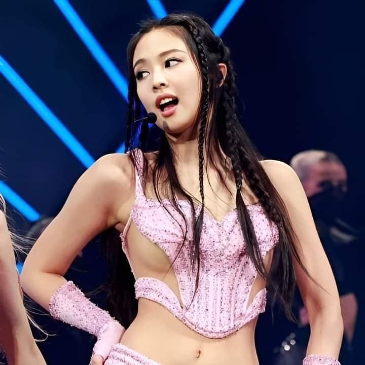 Jennie (BlackPink) mặc đồ hở bạo tại Coachella hút 130 triệu lượt xem - Ảnh 6.