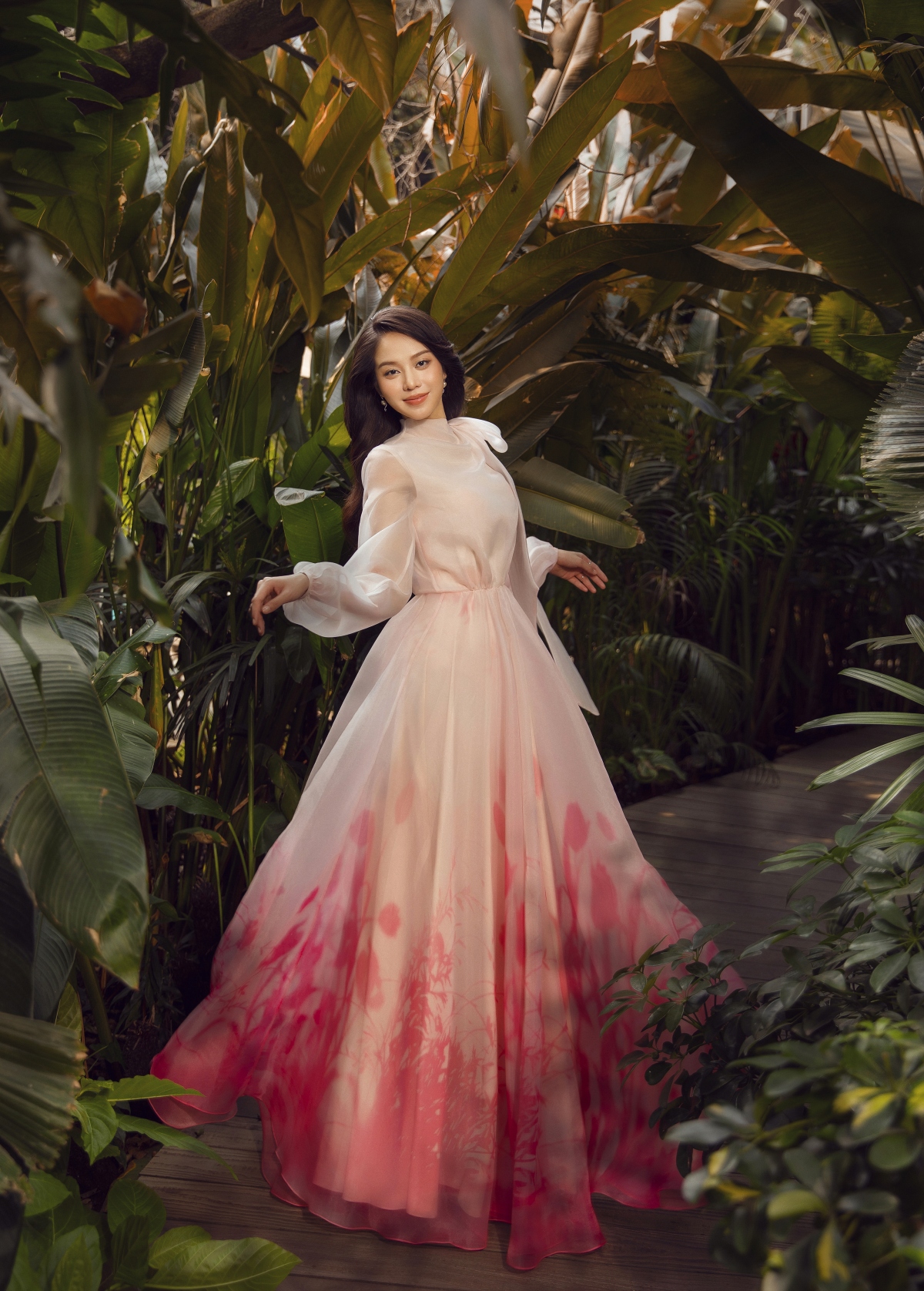 Hoa hậu Thanh Thủy đẹp gợi cảm trong bộ ảnh mới - Ảnh 2.