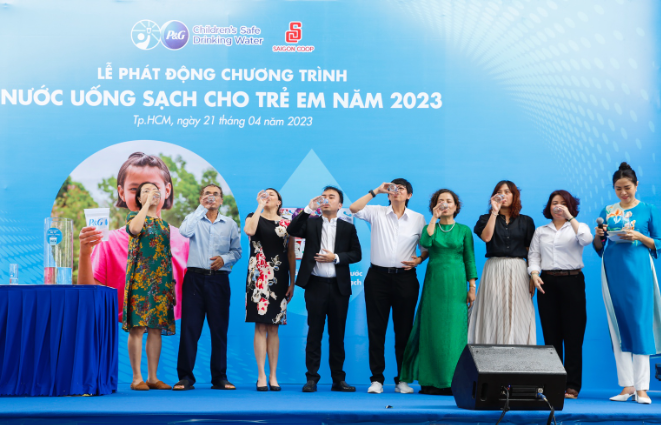 Chung tay mang nước uống sạch đến cộng đồng - Ảnh 2. Chung tay mang nước uống sạch đến cộng đồng - Ảnh 2.