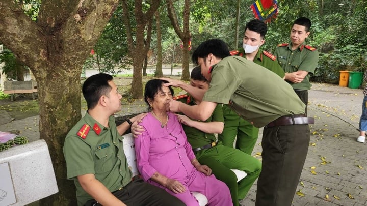 Công an Phú Thọ cứu bà lão 77 tuổi bị ngất tại Đền Hùng - Ảnh 1.