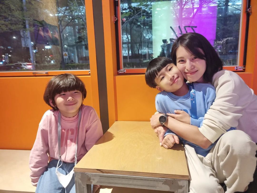 Mỹ nhân Giày Thủy Tinh cùng gia đình đi du lịch sau tin ông xã bị ung thư, thái độ bên 2 con trai ra sao? - Ảnh 3. Mỹ nhân Giày Thủy Tinh cùng gia đình đi du lịch sau tin ông xã bị ung thư, thái độ bên 2 con trai ra sao? - Ảnh 3.