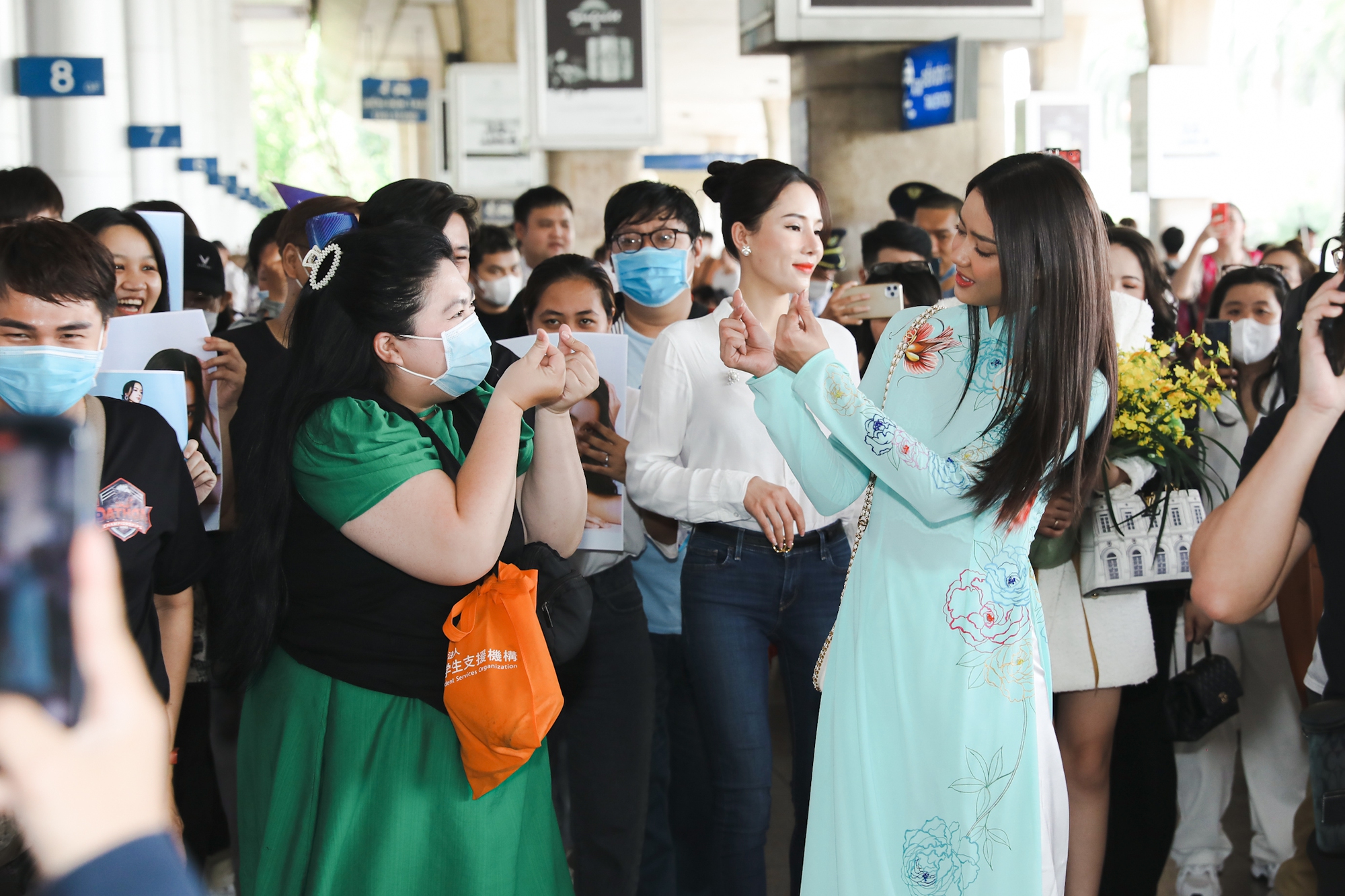 Miss Universe Thailand đến Việt Nam: Đọ sắc cùng Hoa hậu Ngân Anh tại sân bay, ghi điểm với fan vì điều này - Ảnh 8.