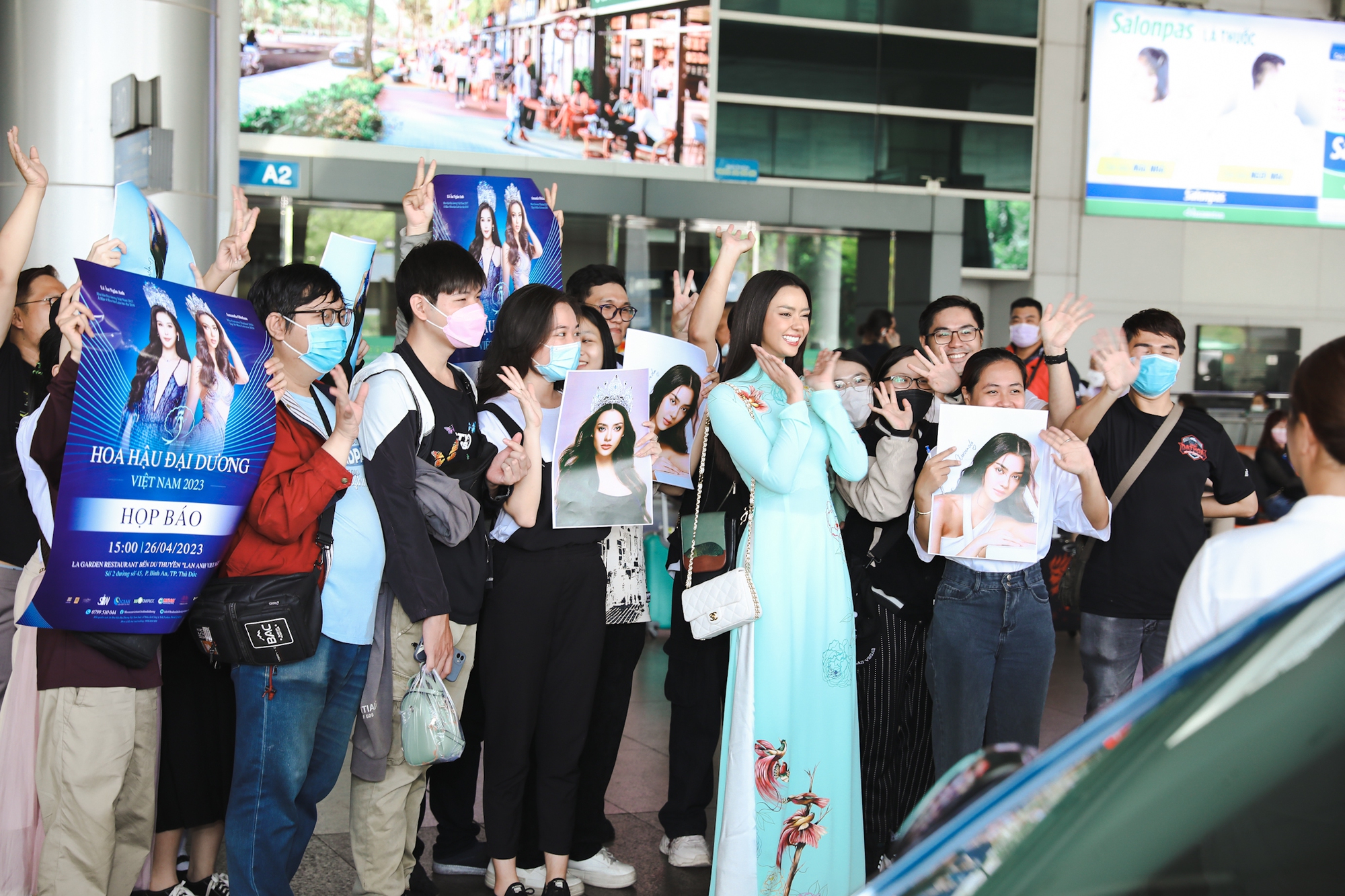 Miss Universe Thailand đến Việt Nam: Đọ sắc cùng Hoa hậu Ngân Anh tại sân bay, ghi điểm với fan vì điều này - Ảnh 12.