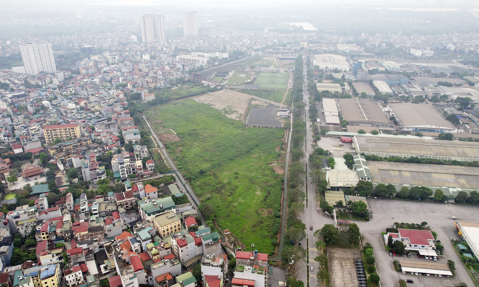 Cận cảnh dự án khu đô thị ở Hà Nội biến tướng thành sân bóng, cho thuê tùm lum - Ảnh 1.