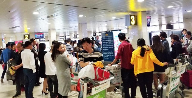 Khách tới sân bay Tân Sơn Nhất phải chờ lấy hành lý hơn 1 tiếng - Ảnh 1. Khách tới sân bay Tân Sơn Nhất phải chờ lấy hành lý hơn 1 tiếng - Ảnh 1.