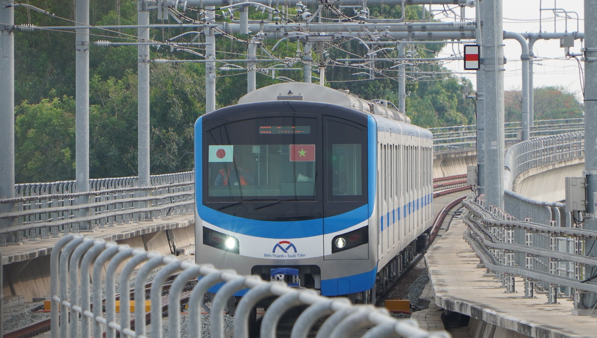 Người dân TP HCM hào hứng trải nghiệm tàu metro - Ảnh 1.