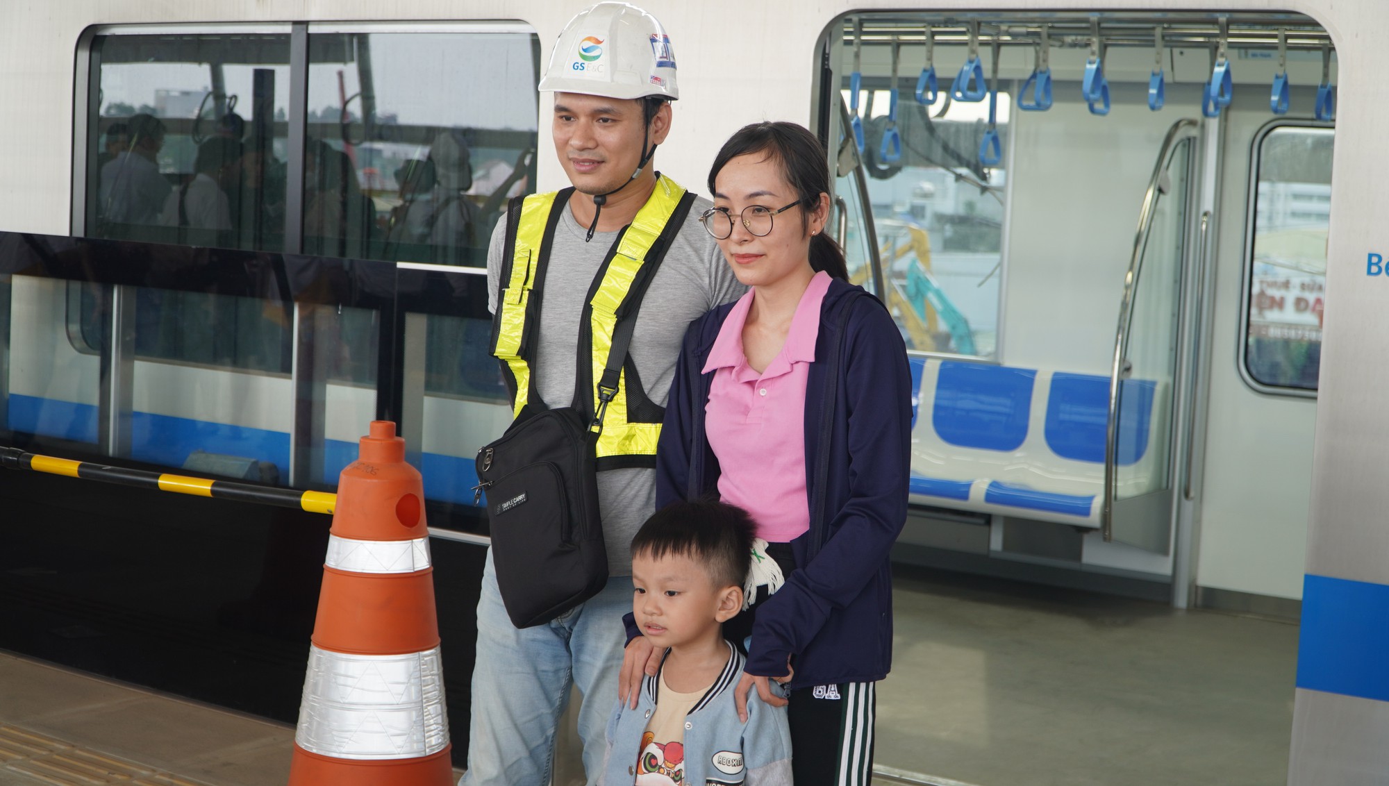 Người dân TP HCM hào hứng trải nghiệm tàu metro - Ảnh 2.
