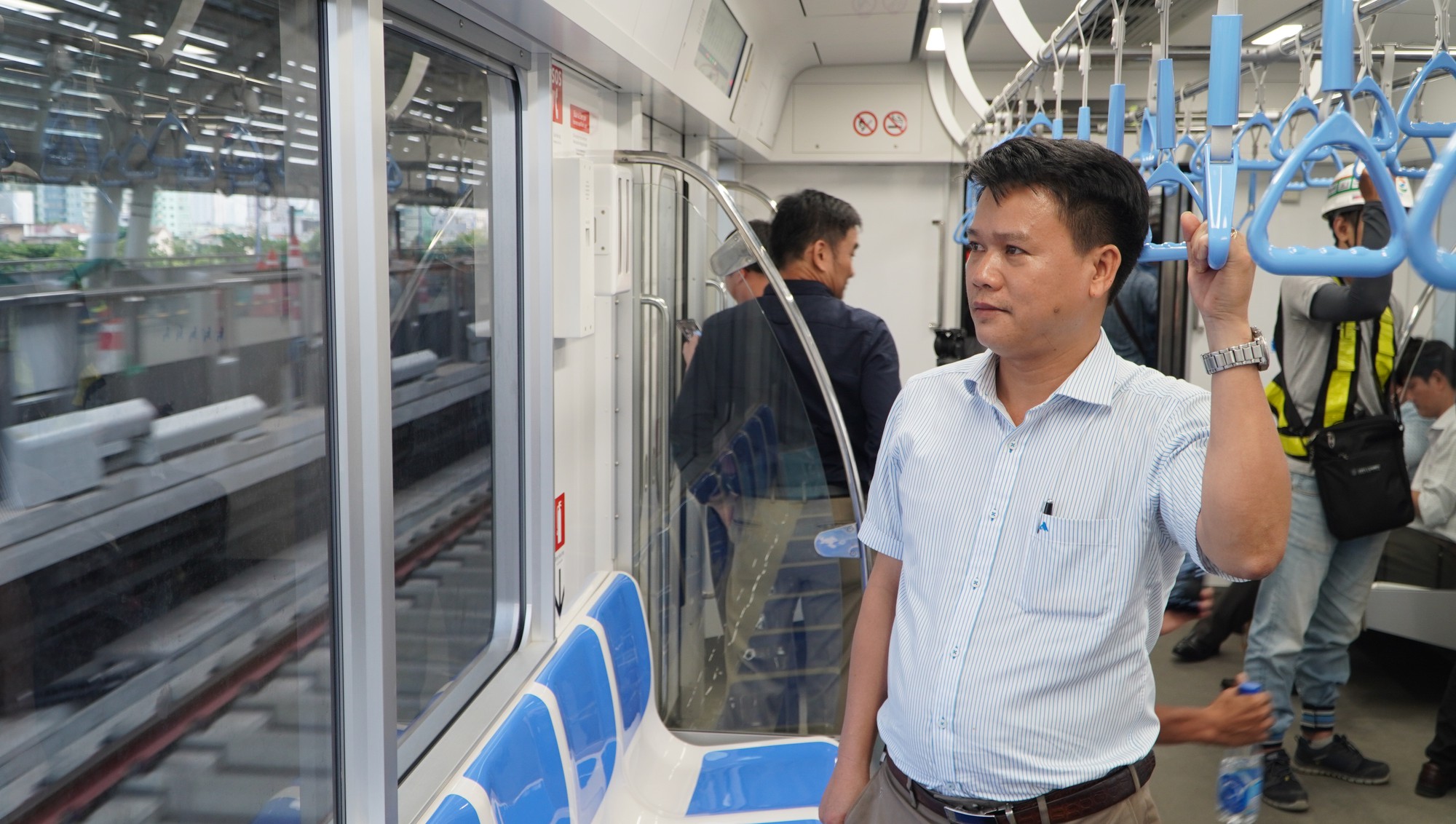 Người dân TP HCM hào hứng trải nghiệm tàu metro - Ảnh 3.