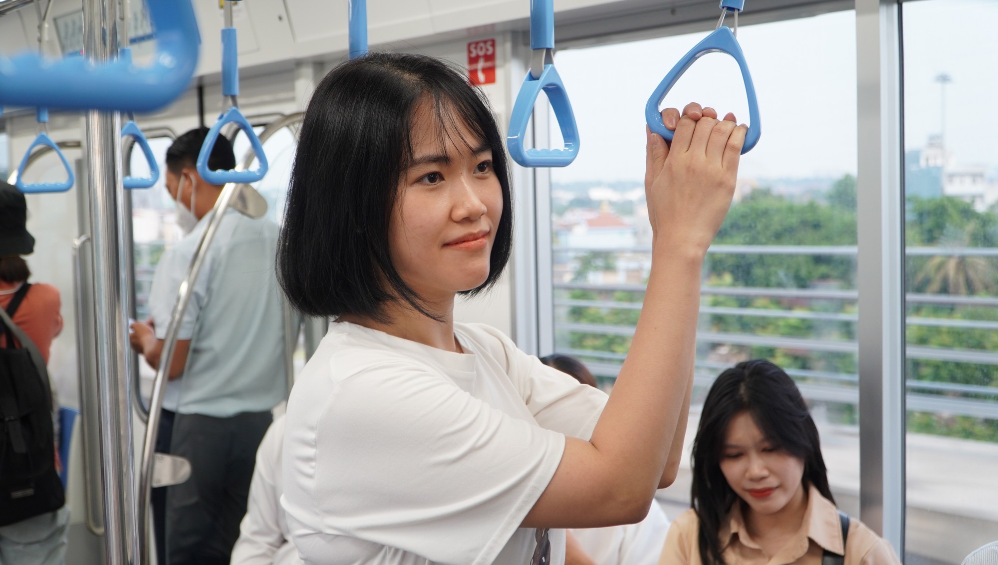 Người dân TP HCM hào hứng trải nghiệm tàu metro - Ảnh 4.