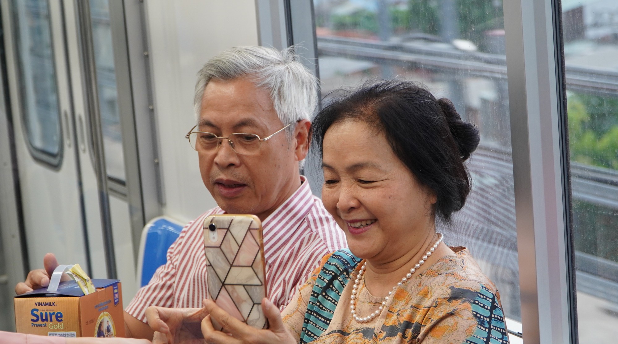 Người dân TP HCM hào hứng trải nghiệm tàu metro - Ảnh 6.