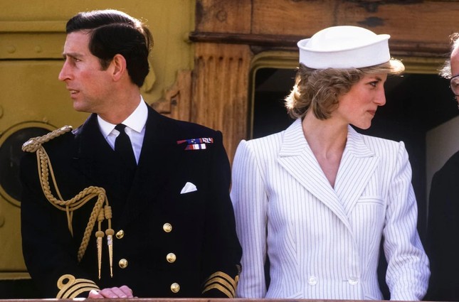 Công nương Diana từng nói Vua Charles yêu bà Camilla vô điều kiện - Ảnh 2.