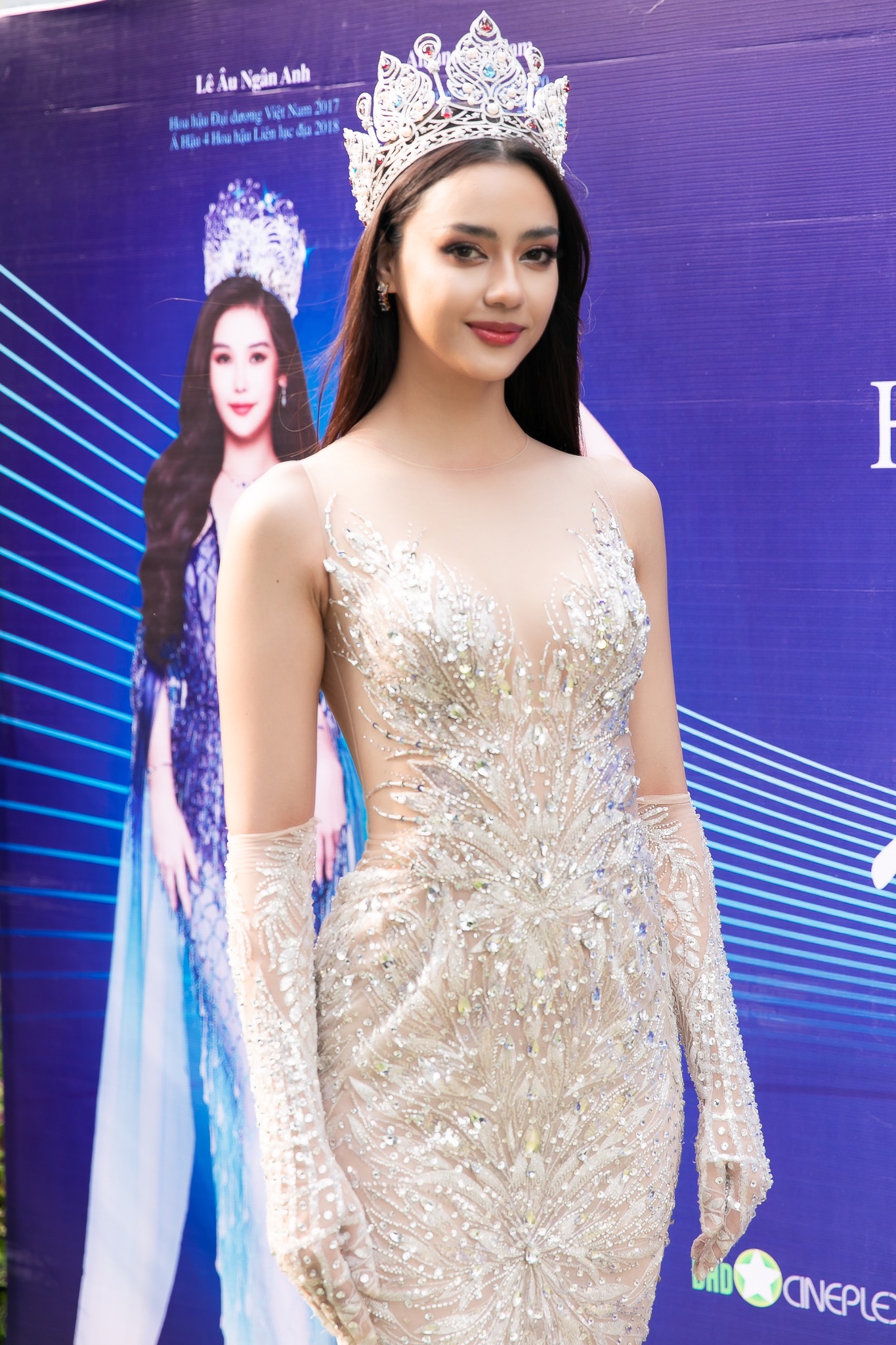 Miss Universe Thailand xinh nổi bật, Lâm Khánh Chi lạ lẫm bên dàn mỹ nhân chuyển giới đọ đường cong với trang phục cắt xẻ táo bạo - Ảnh 2.