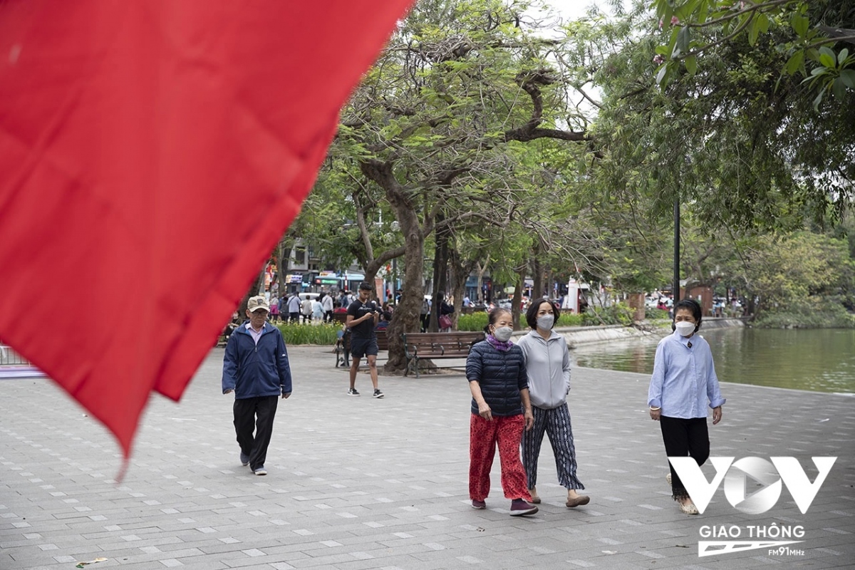 Người Hà Nội lôi áo rét ra mặc giữa mùa hè - Ảnh 10.