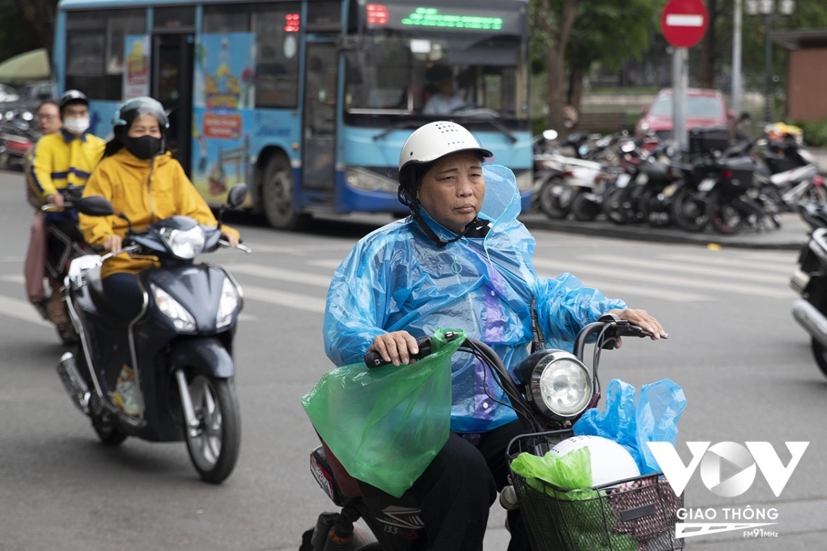 Người Hà Nội lôi áo rét ra mặc giữa mùa hè - Ảnh 11.