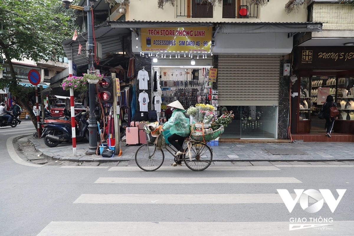 Người Hà Nội lôi áo rét ra mặc giữa mùa hè - Ảnh 6.