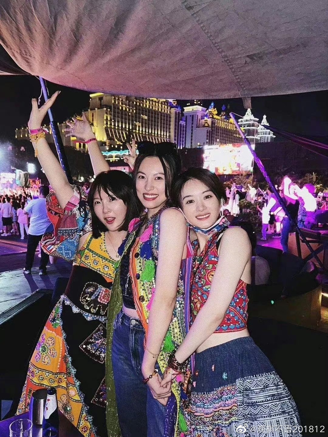 Triệu Lệ Dĩnh khoe loạt ảnh mới sau thời gian dài “ở ẩn”, nhan sắc tuổi U40 gây sốt - Ảnh 2. Triệu Lệ Dĩnh khoe loạt ảnh mới sau thời gian dài “ở ẩn”, nhan sắc tuổi U40 gây sốt - Ảnh 2.
