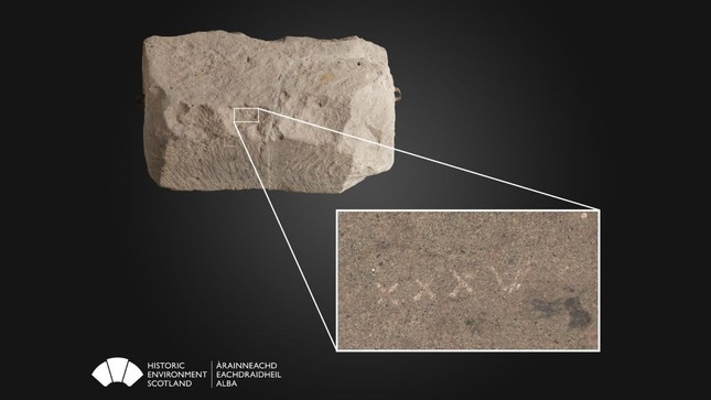 Phát hiện các biểu tượng ngầm và dị thường trong 'Hòn đá định mệnh' 800 tuổi - Ảnh 2.