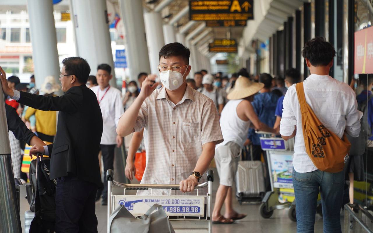 Hàng nghìn người mệt mỏi xếp hàng chờ làm thủ tục check-in ở sân bay Tân Sơn Nhất
