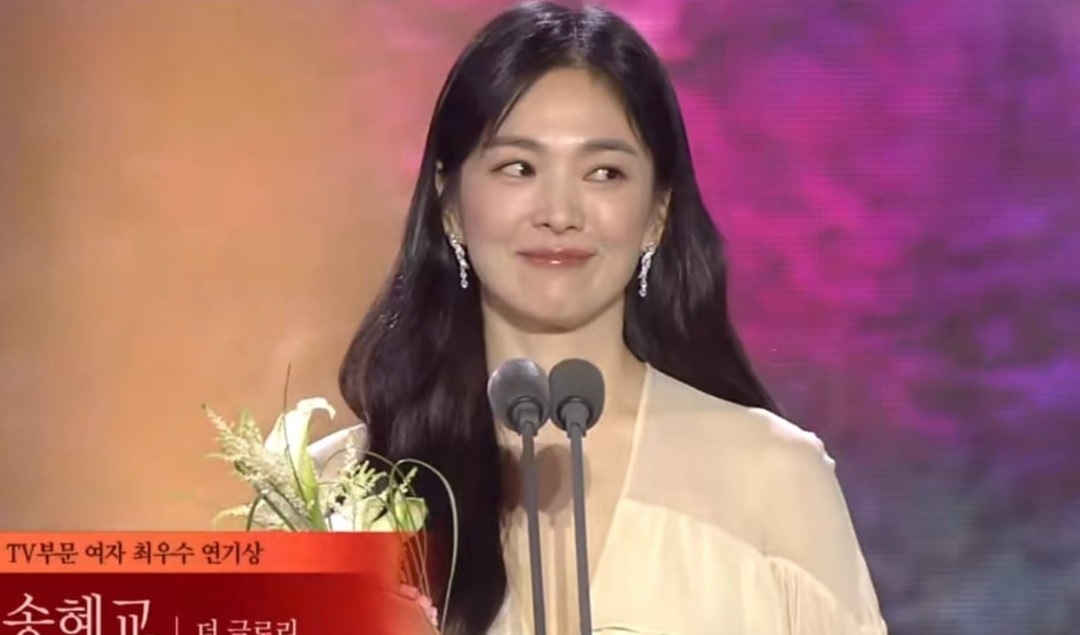 'Baeksang 2023': Song Hye Kyo lên ngôi Thị hậu, netizen phản ứng ra sao? - Ảnh 1.