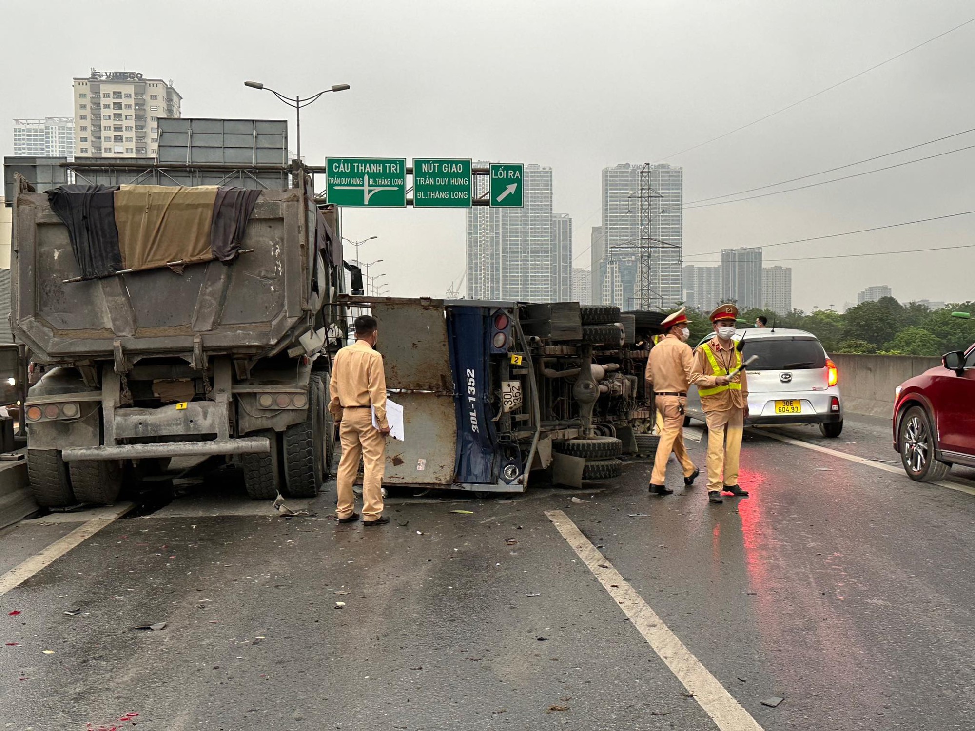 Hà Nội: Tai nạn liên hoàn, đường vành đai 3 trên cao ùn tắc kéo dài - Ảnh 2.