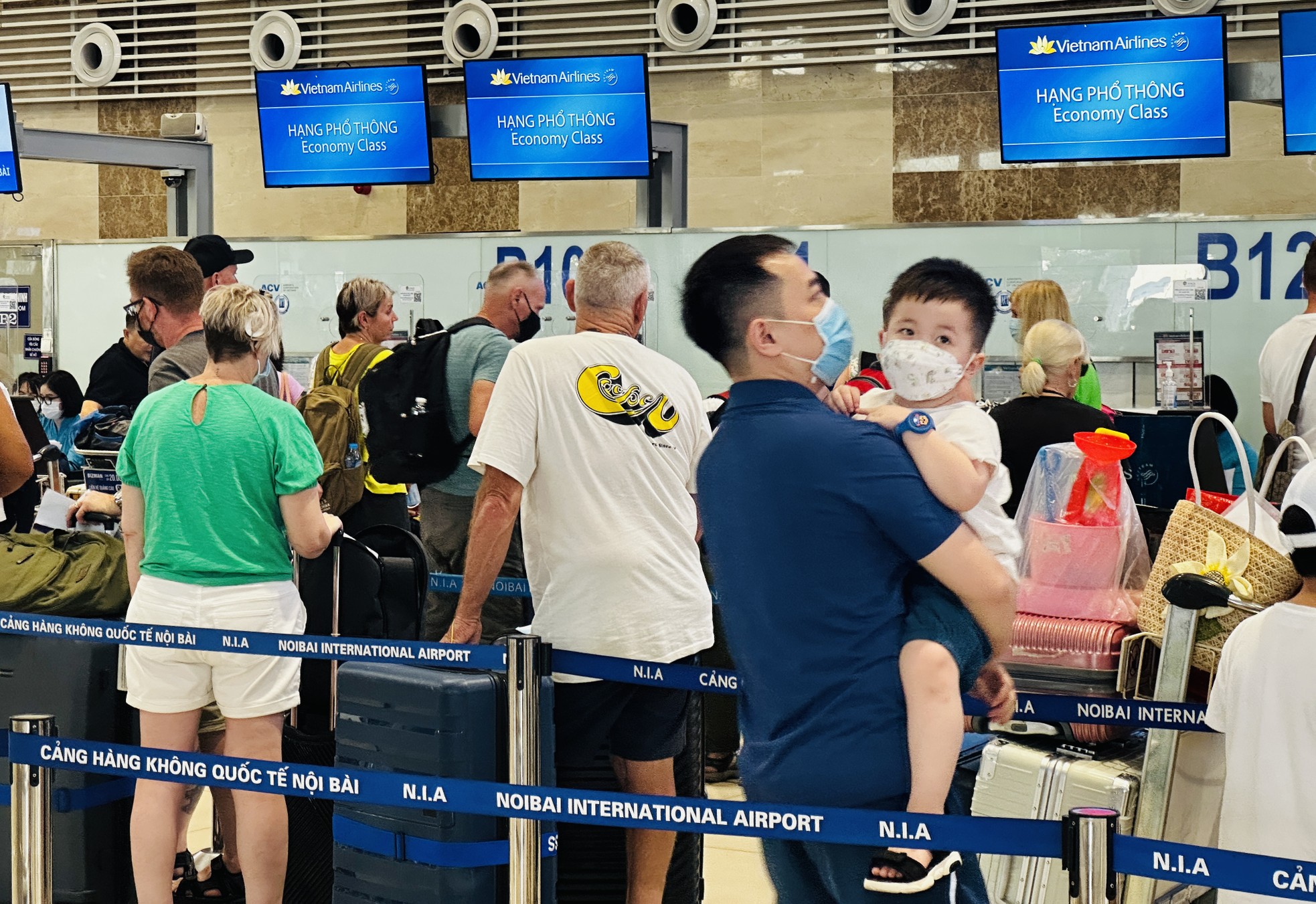 Sân bay Nội Bài nườm nượp khách trong ngày đầu nghỉ lễ - Ảnh 7.