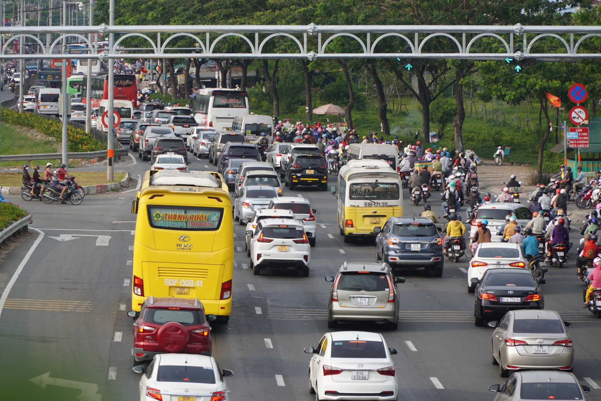 Bắt đầu kỳ nghỉ Lễ, giao thông cửa ngõ TPHCM &quot;căng thẳng&quot; - Ảnh 5.