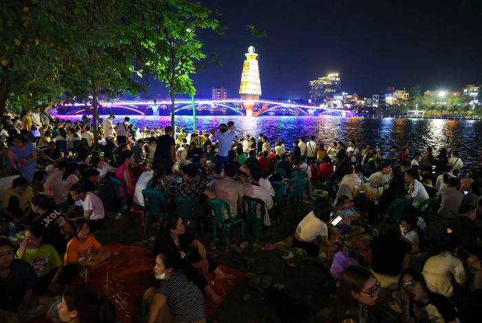 Biển người đổ về Công viên Văn Lang xem pháo hoa tại Lễ hội Đền Hùng - Ảnh 2.
