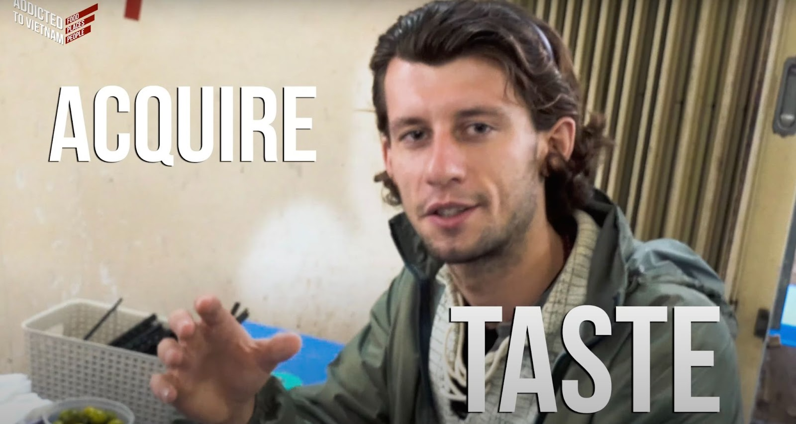Du khách người Anh hướng dẫn ăn bún đậu mắm tôm trên Youtube: Món này càng ăn càng nghiện - Ảnh 2.