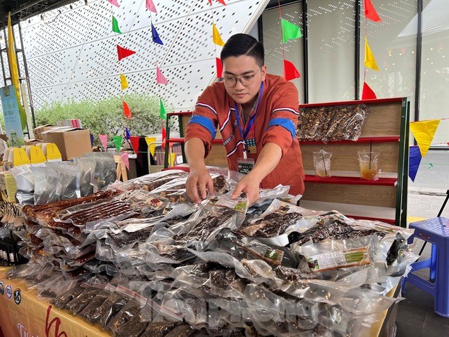 Đào Sa Pa, mận cherry Tây Bắc đắt hàng tại TPHCM - Ảnh 2. Đào Sa Pa, mận cherry Tây Bắc đắt hàng tại TPHCM - Ảnh 2.