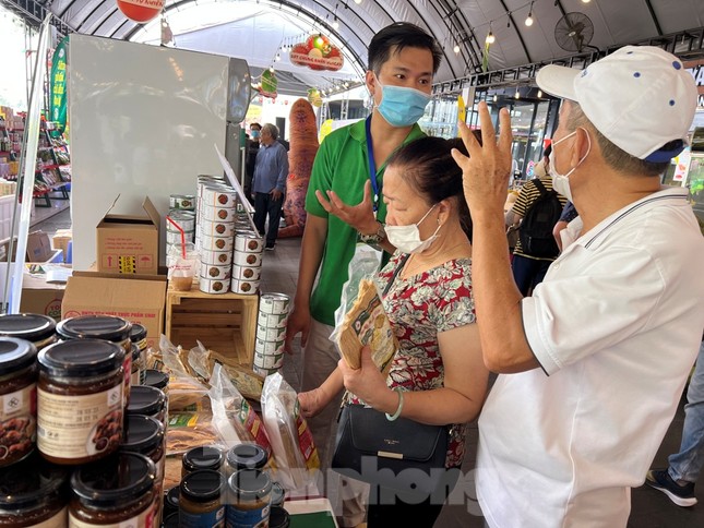 Đào Sa Pa, mận cherry Tây Bắc đắt hàng tại TPHCM - Ảnh 9.