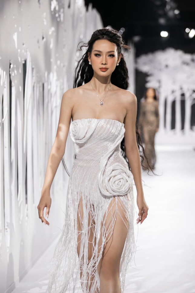 Hoa hậu Bảo Ngọc lên tiếng khi bị chê catwalk - Ảnh 1.