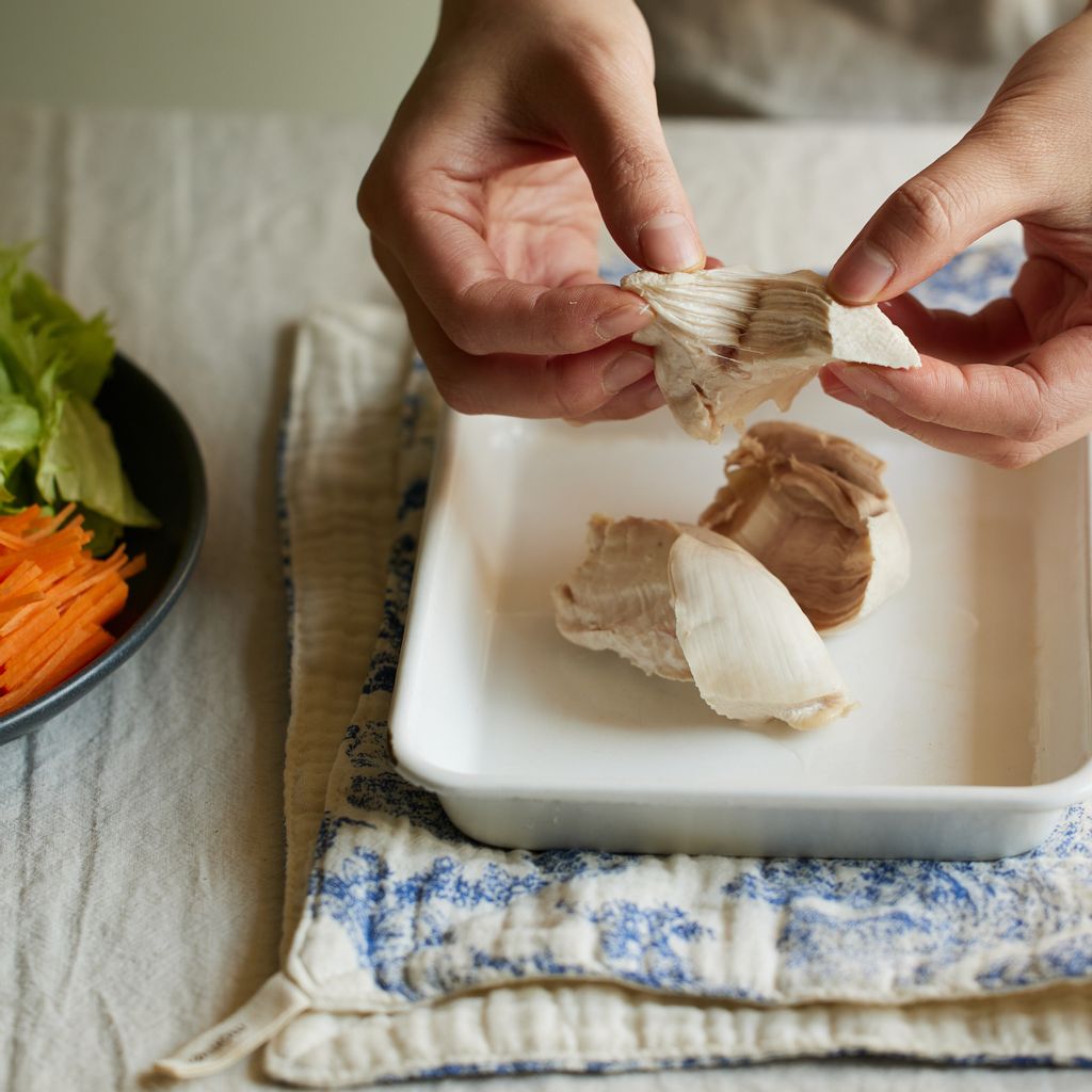 Mách bạn cách làm salad ức gà không chỉ đơn giản mà còn vô cùng ngon, ăn là nghiện - Ảnh 3.