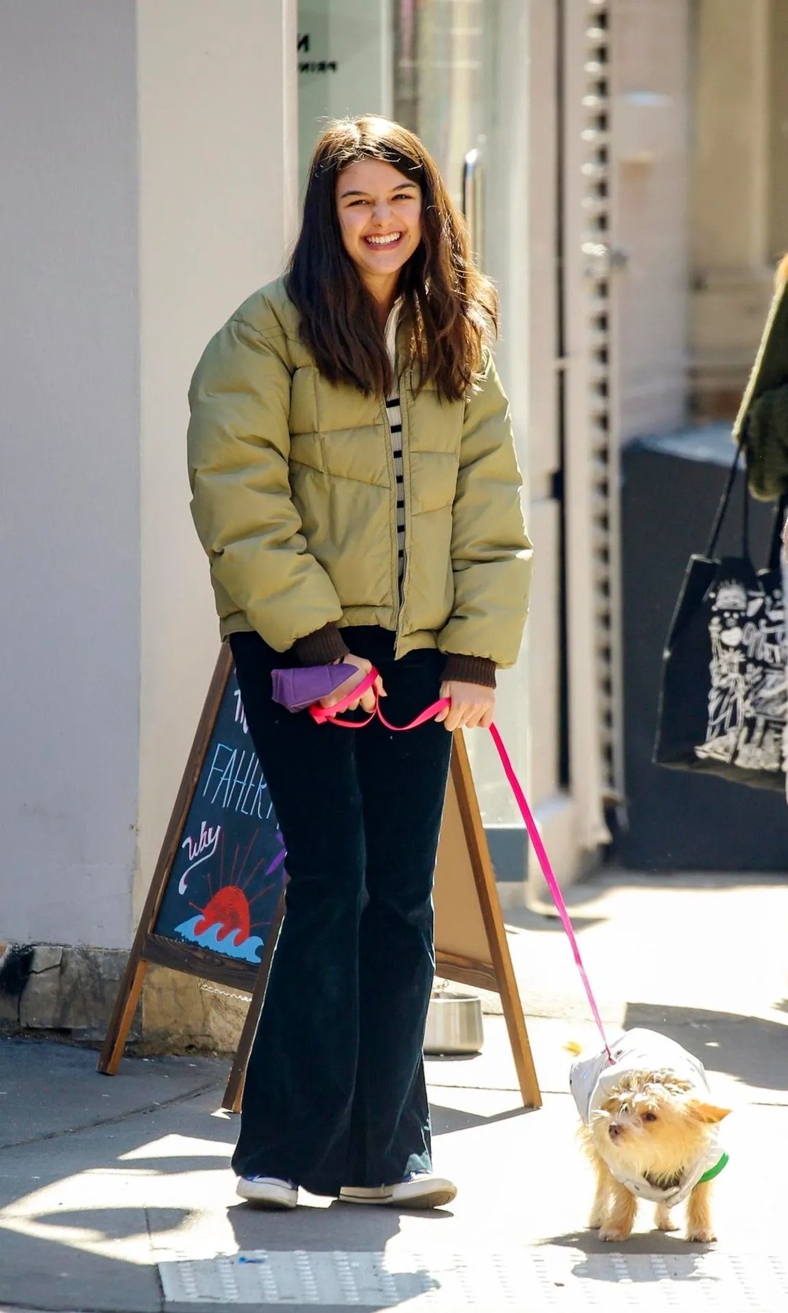 suri-cruise-enjoys-a-lovely-walk-1680078121-1680512249116479217114-1680538011916-16805380120211471452048.jpg