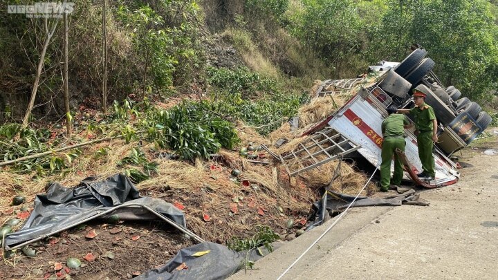 Tiếng khóc nấc của vợ nạn nhân vụ lật xe tải, 9 người thương vong ở Phú Yên - Ảnh 3.