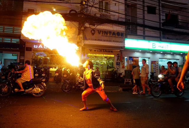 Nghề uống xăng, phun lửa: Những tiềm ẩn đáng sợ cho sức khoẻ không phải ai cũng biết - Ảnh 1.