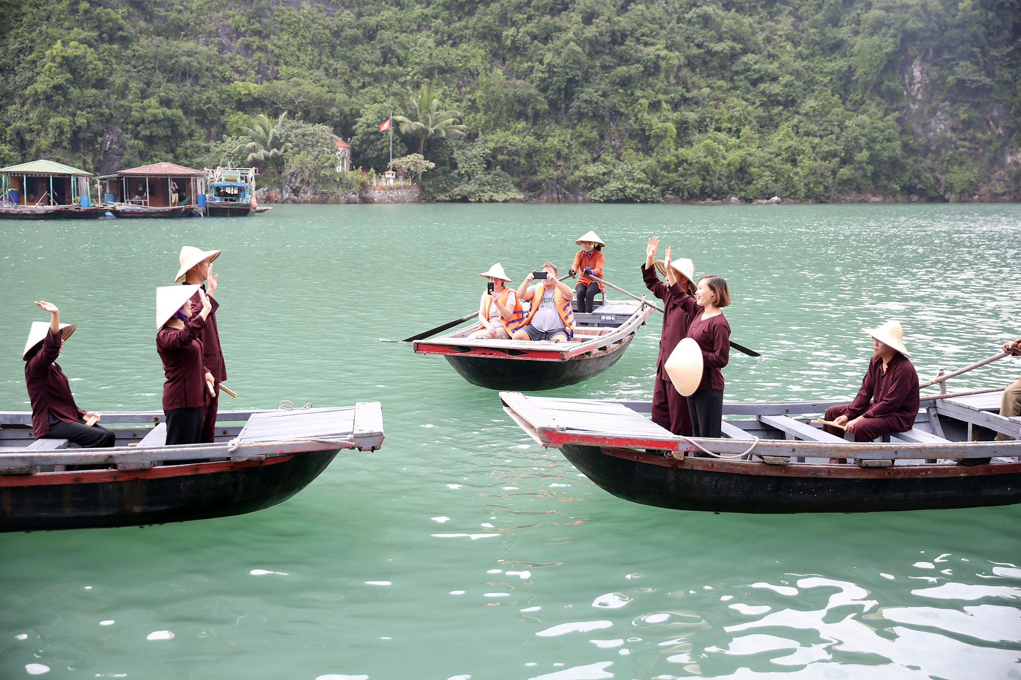 Đến thăm làng chài Cửa Vạn - ngôi làng nằm trong top 16 thị trấn ven biển xinh đẹp nhất thế giới - Ảnh 8.