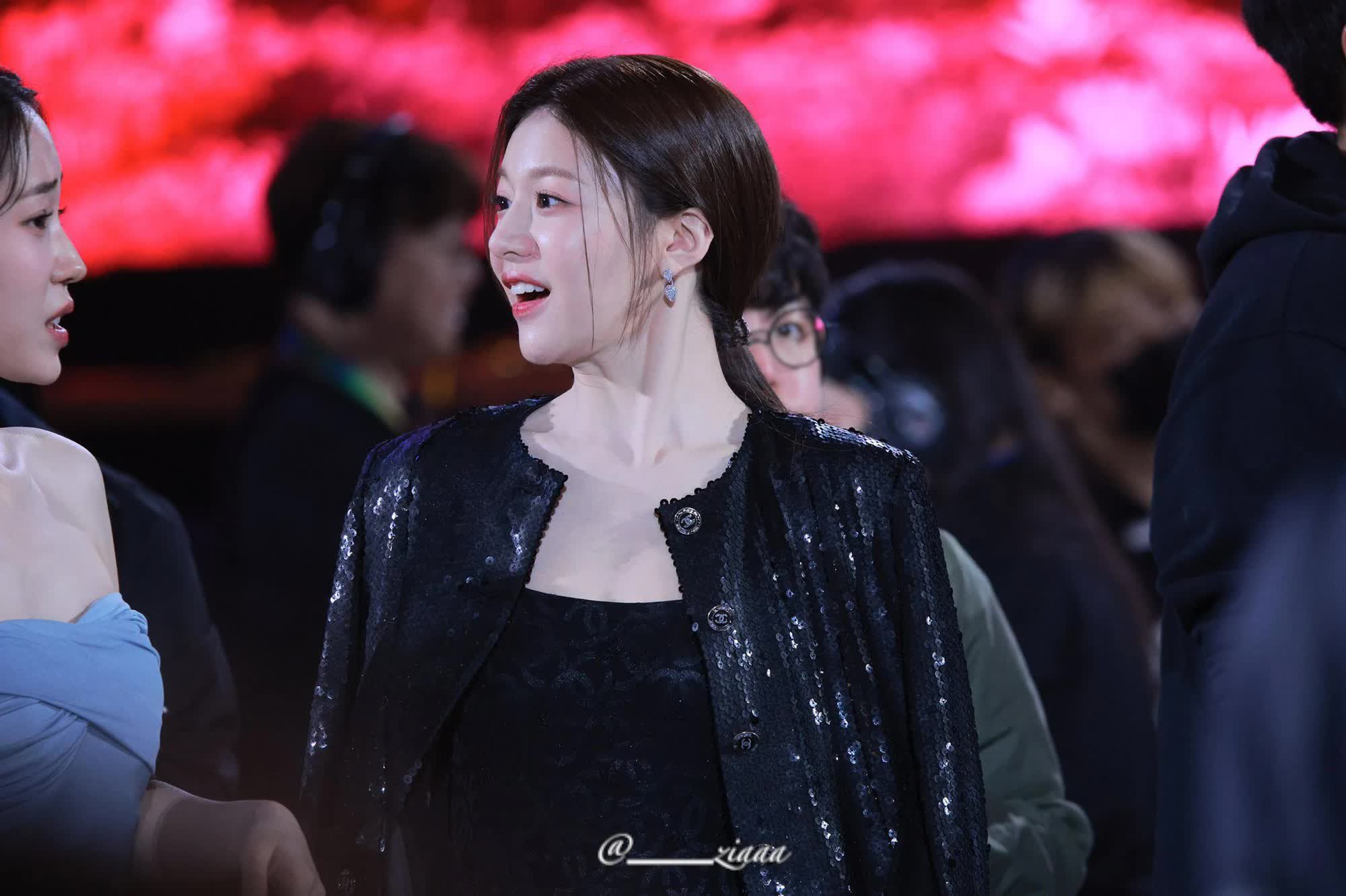 Mỹ nhân Hàn hốt hoảng, mặt tái mét trên thảm đỏ Baeksang 2023, chuyện gì đã xảy ra? - Ảnh 7.