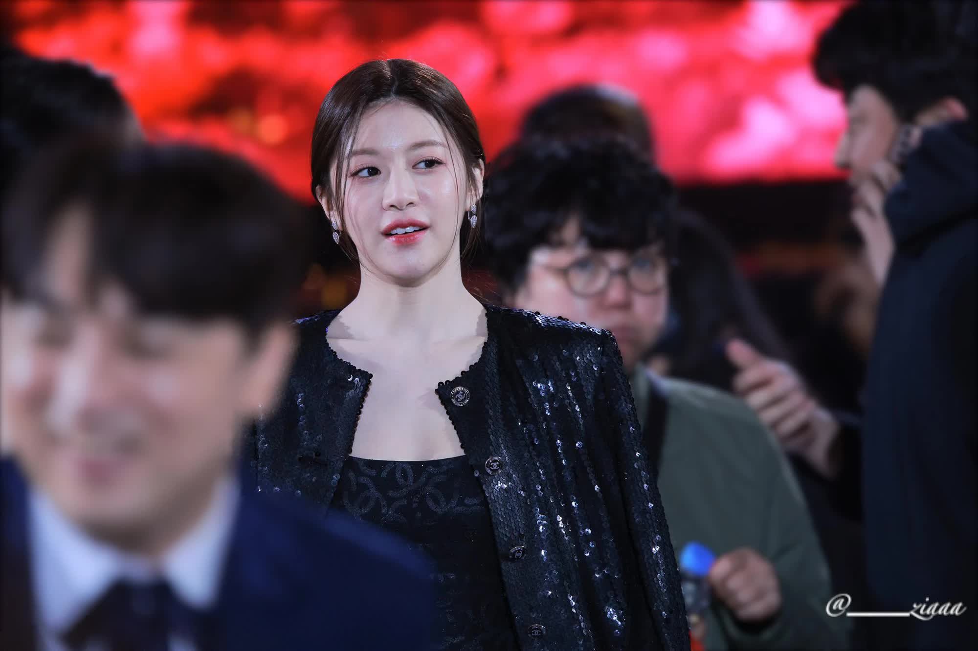 Mỹ nhân Hàn hốt hoảng, mặt tái mét trên thảm đỏ Baeksang 2023, chuyện gì đã xảy ra? - Ảnh 6.