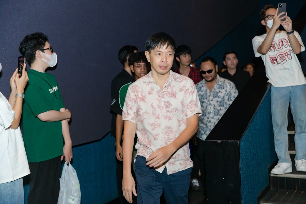 Thái Hòa mặc giản dị xuất hiện giữa rạp phim, không thể tin đây là 'ông hoàng phòng vé' - Ảnh 2.