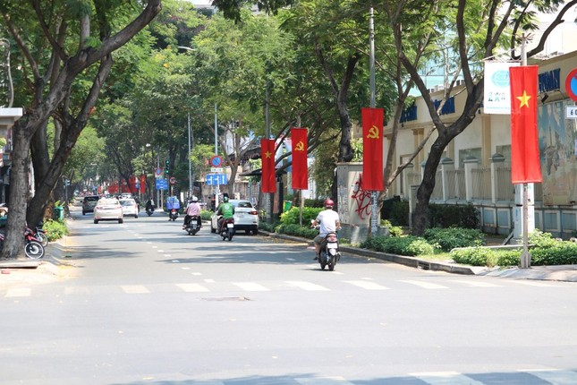 Miền Bắc sắp hửng nắng, miền Trung tiếp tục mưa dông - Ảnh 1. Miền Bắc sắp hửng nắng, miền Trung tiếp tục mưa dông - Ảnh 1.