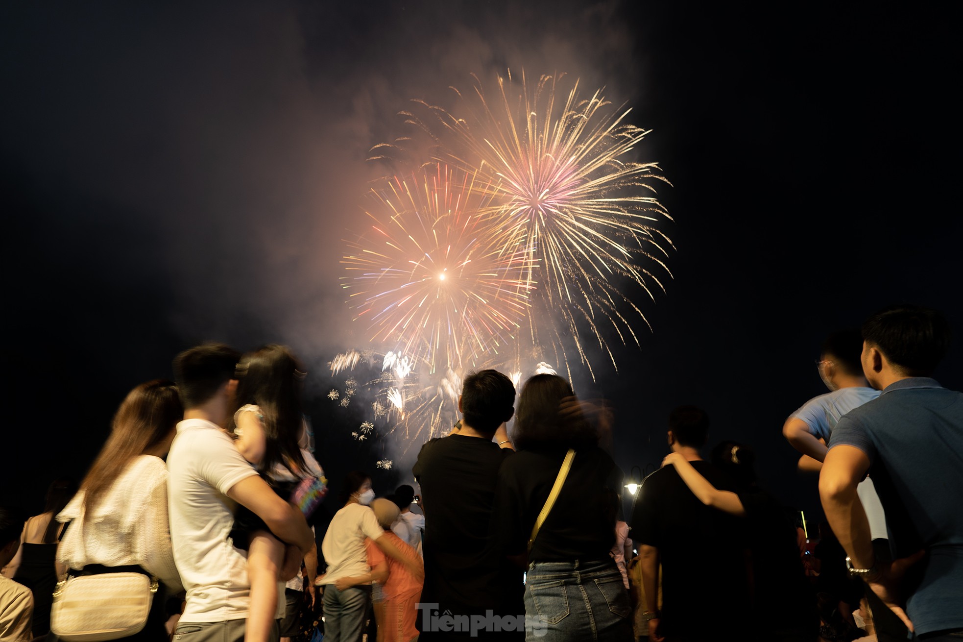 Rực rỡ &quot;đại tiệc&quot; pháo hoa mừng ngày đất nước thống nhất - Ảnh 7.