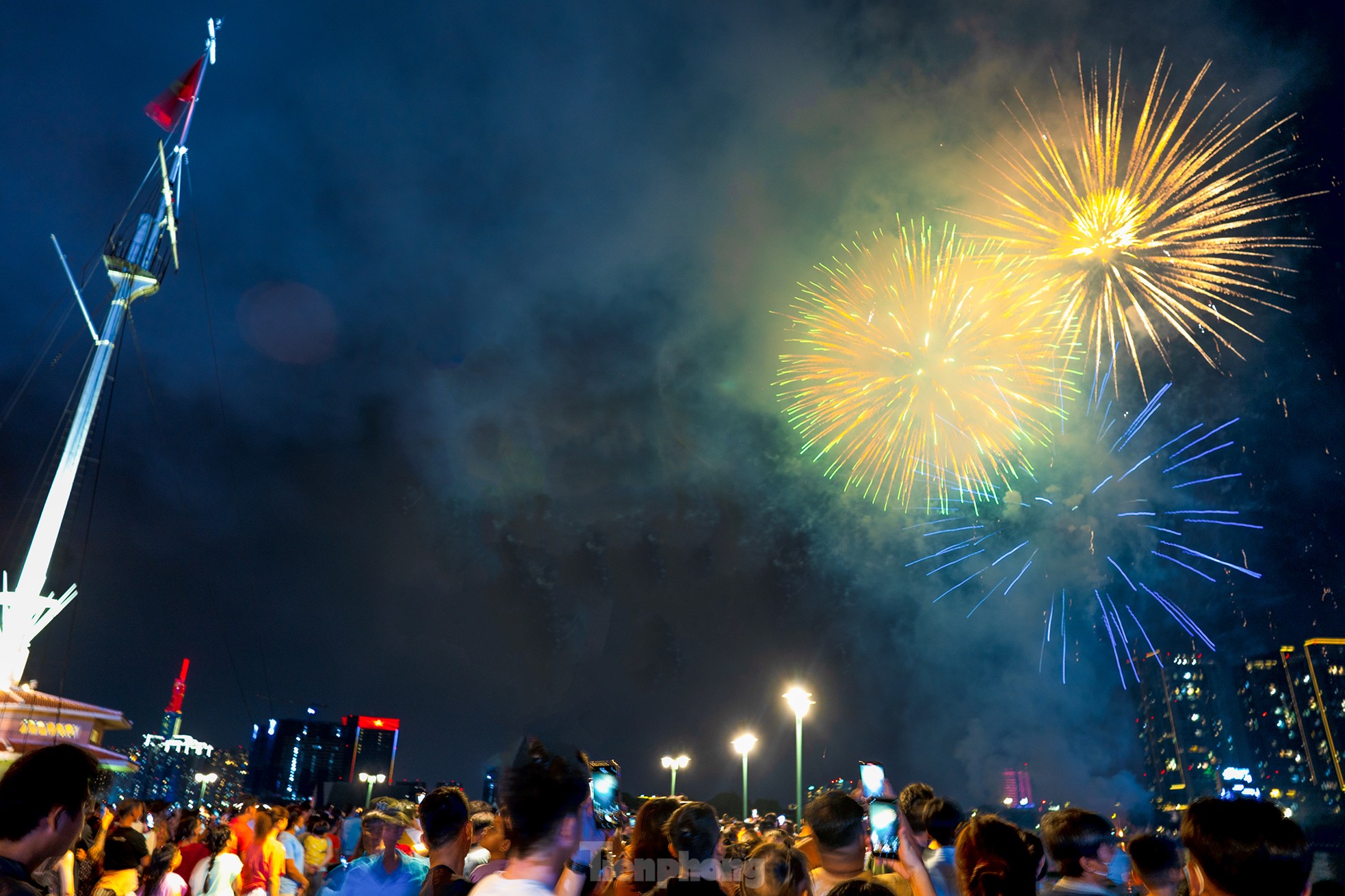 Rực rỡ &quot;đại tiệc&quot; pháo hoa mừng ngày đất nước thống nhất - Ảnh 17.
