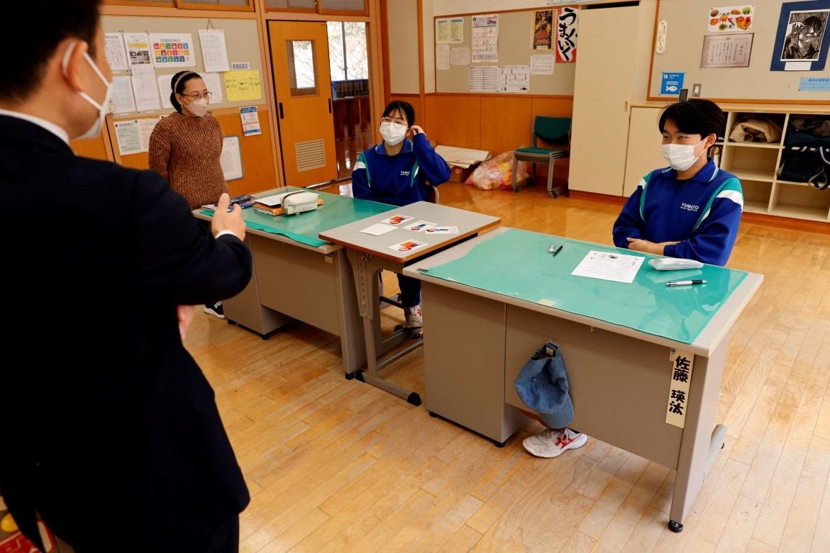 Dù chỉ có 2 học sinh, ngôi trường ở Nhật Bản vẫn mở cửa cho đến ngày tốt nghiệp: Câu chuyện cảm động hé lộ thực trạng đáng báo động ở nền kinh tế lớn thứ 3 thế giới - Ảnh 1.