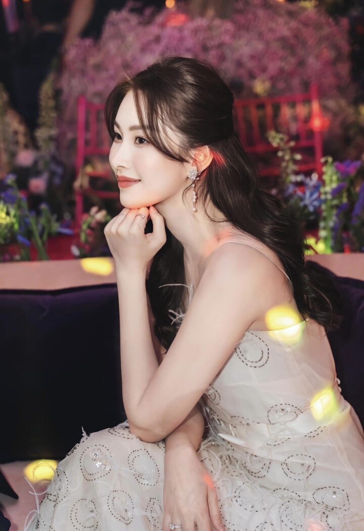 Sao Việt 4/4: Lệ Quyên đón sinh nhật tuổi 42, Đoan Trang khoe mẹ chồng sành điệu - Ảnh 7. Sao Việt 4/4: Lệ Quyên đón sinh nhật tuổi 42, Đoan Trang khoe mẹ chồng sành điệu - Ảnh 7.