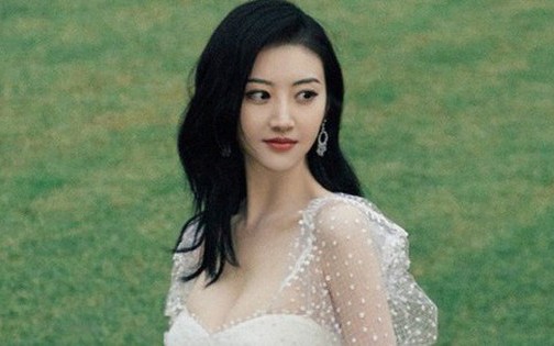 Mạng x&atilde; hội đổ x&ocirc; mua b&aacute;n video, ảnh n&oacute;ng của Cảnh Điềm