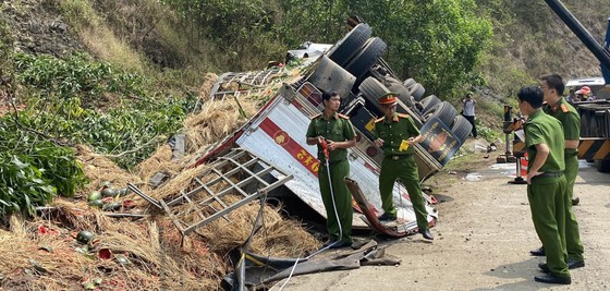 Vụ lật xe chở dưa hấu, 9 người thương vong: Không tìm được &quot;cửa thoát&quot;, tài xế chọn lao vào vách núi - Ảnh 3.